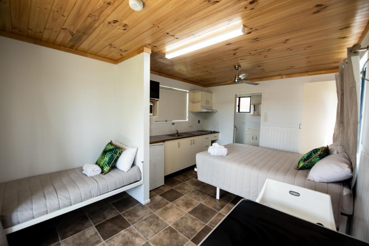 Sarina Palms Caravan And Cabins Village Екстер'єр фото